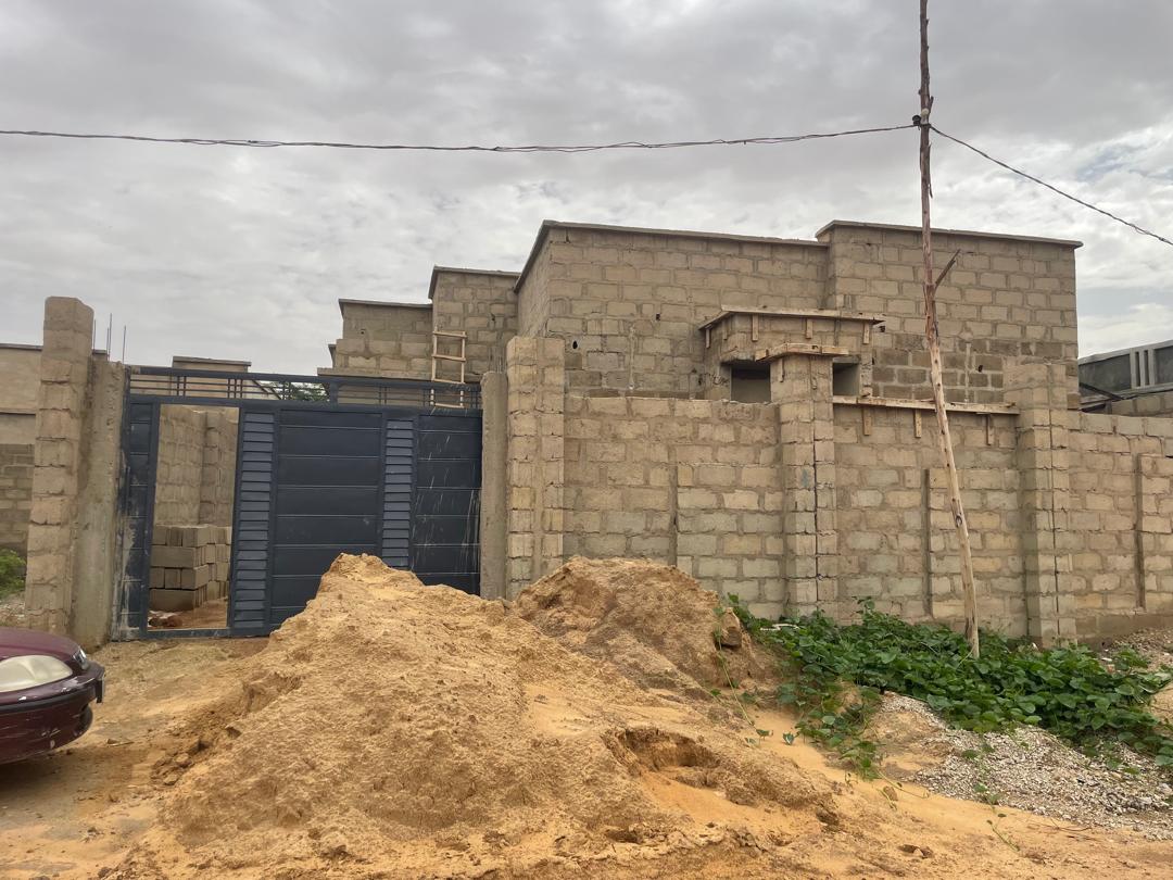 Uncompleted three bedroom, two parlor sale sale at Modoji Katsina State going for only 15m