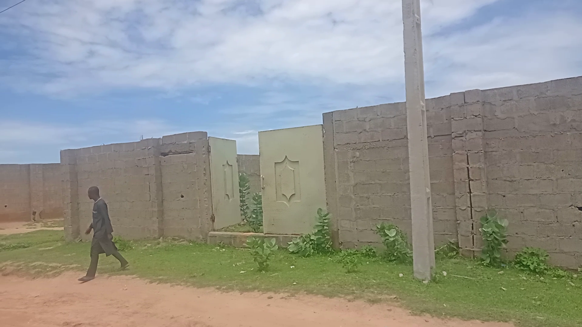 Uncompleted flat building on 100 x 135 plot at Goruba Road GRA Katsina State going for only 30m