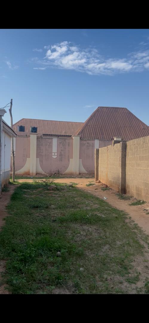 Uncompleted Three Bedroom for sale in  Kambarawa Behind Maje petroleum station Katsina State going for only 10m