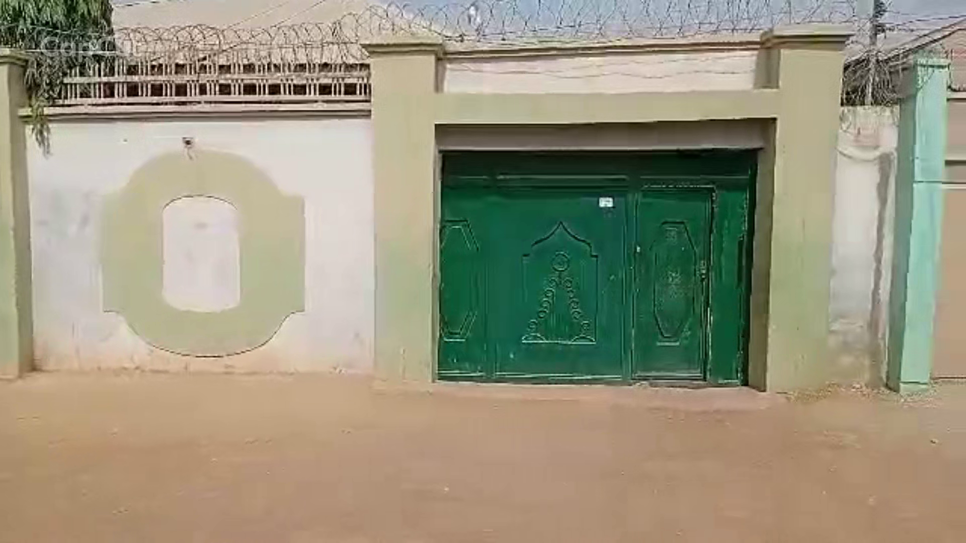 Four Bedrooms three parlour for sale Behind continental computers  along malan Ahmed residence going for only 25M