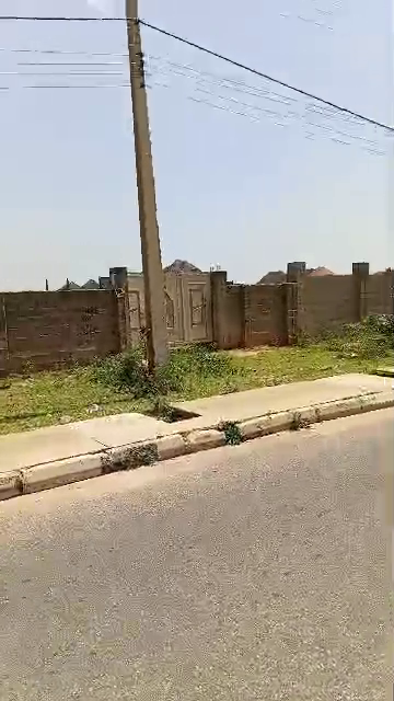 100 x 150 plot for sale on New government house road, near Wellness Mutispecialist Hospital Katsina state going for only 70m