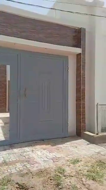 Well standard building house for sale at modoji. Room and parlour with toilet,  2 single room with toilet each, kitchen and store, public toilet, water system solar. All at 17m