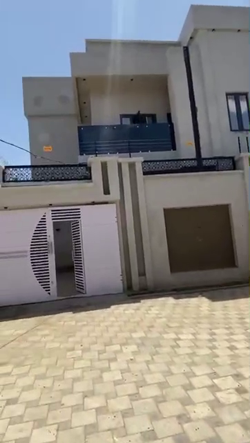 5 bedroom duplex with 2 parlours for sale at hotoro ladanai, Kano State