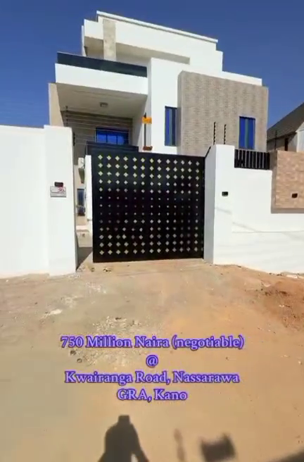 Six bedroom Triplex for sale at kwairanga Road, Nasarawa, Kano State